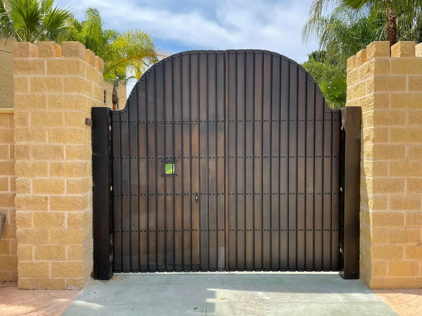 Cancela arco villa exterior