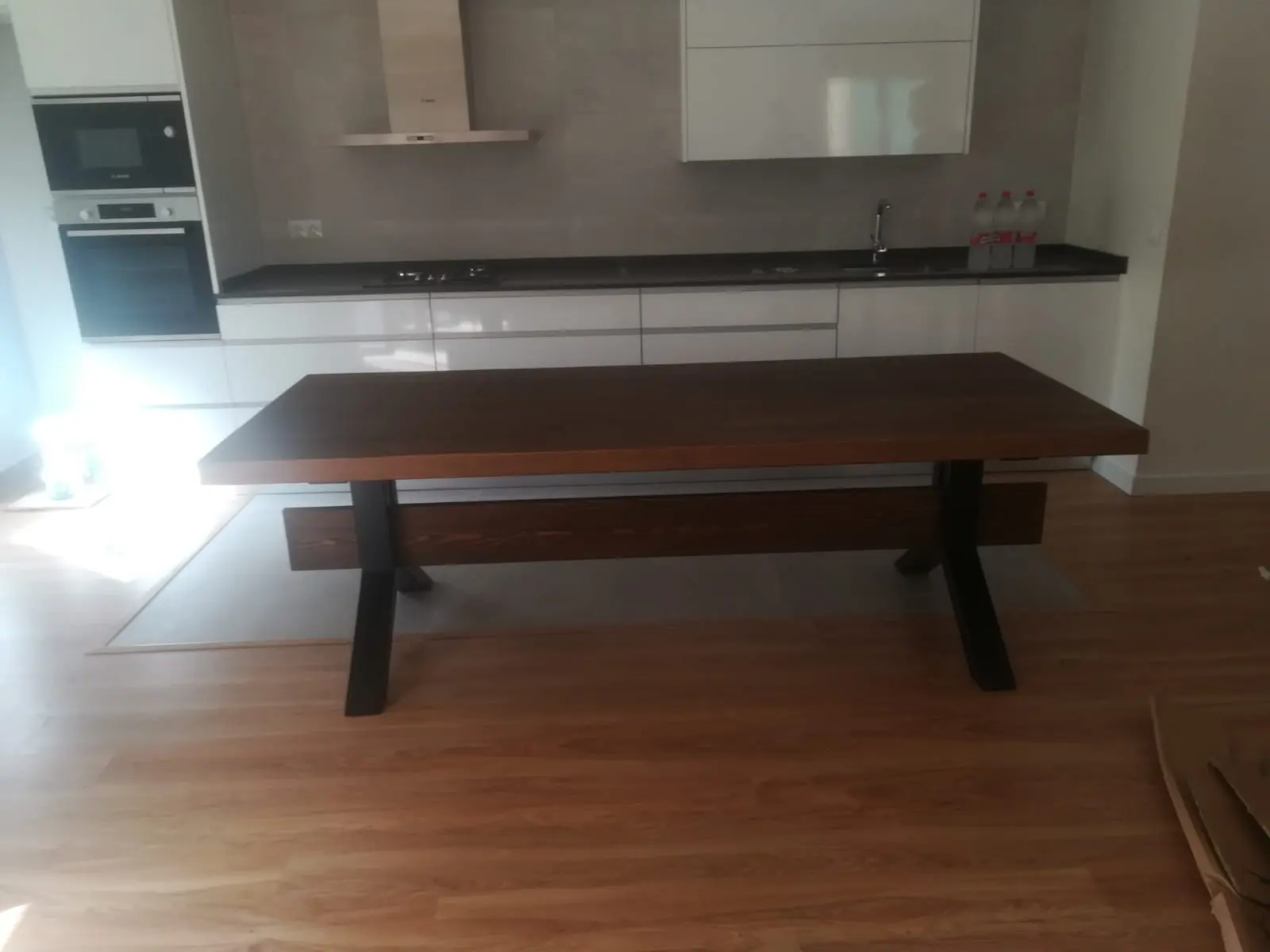 Cocina blanca brillo mesa nogal