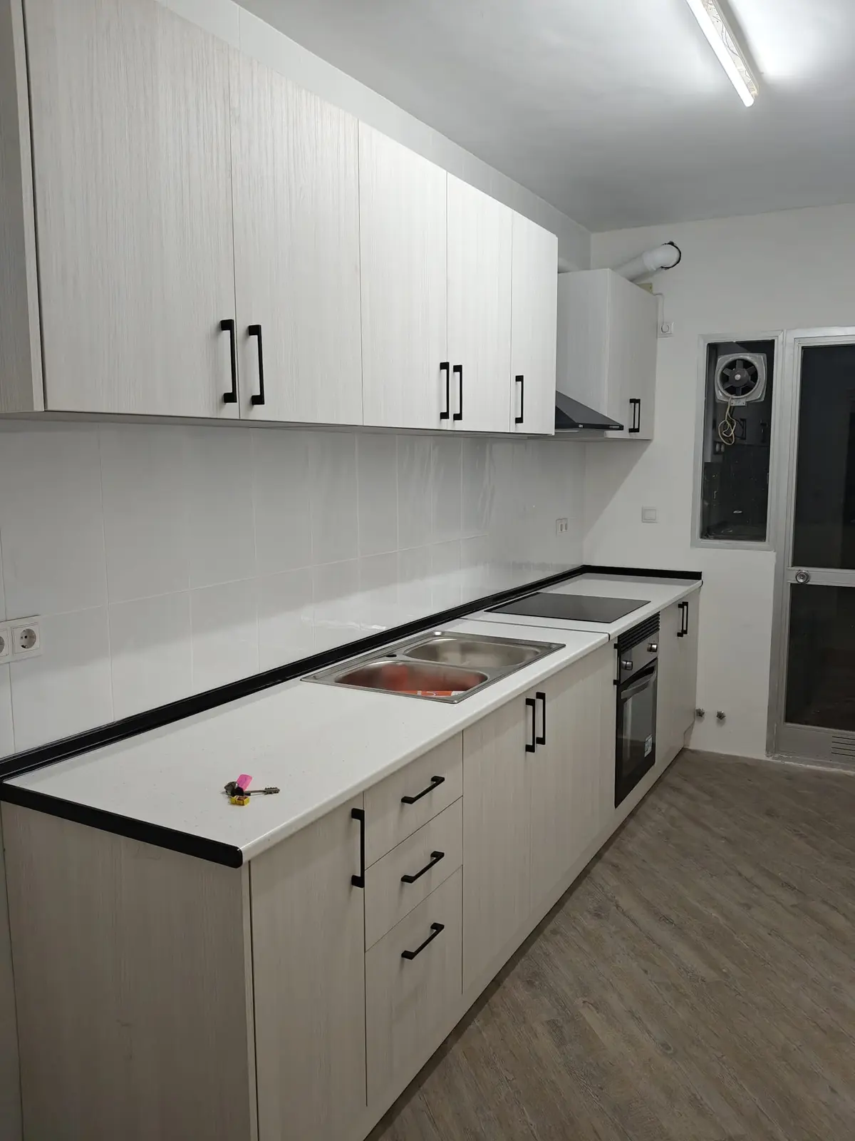 Cocina blanca tiradores negros