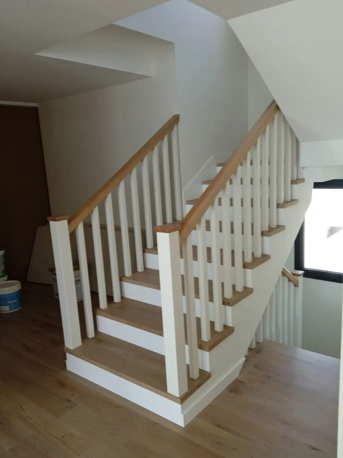 Escalera moderna roble blanca