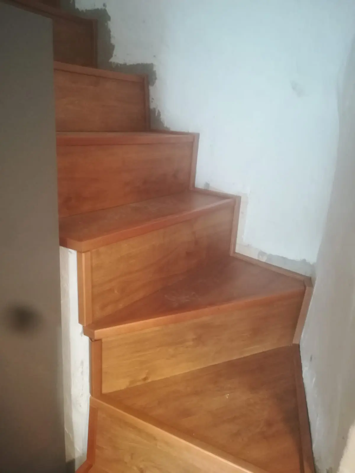 Escalera revestida en cerezo