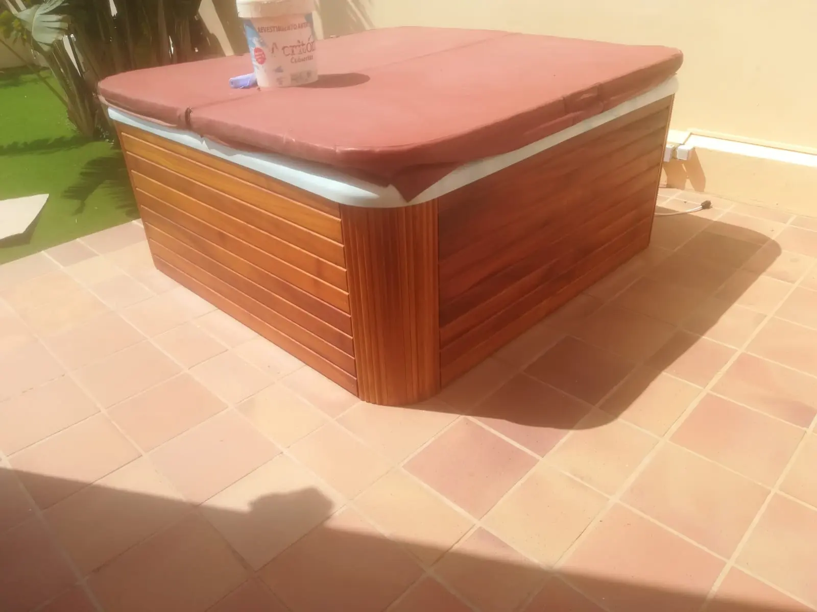 Revestimiento de jacuzzi en madera