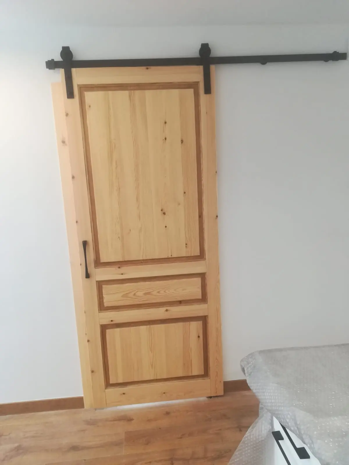 Puerta corredera barn en pino