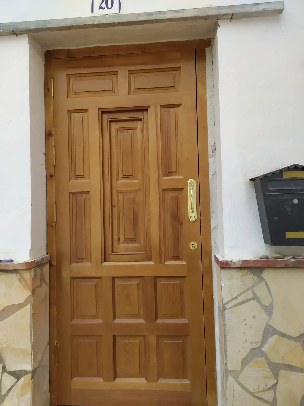 Puerta de entrada en madera maciza