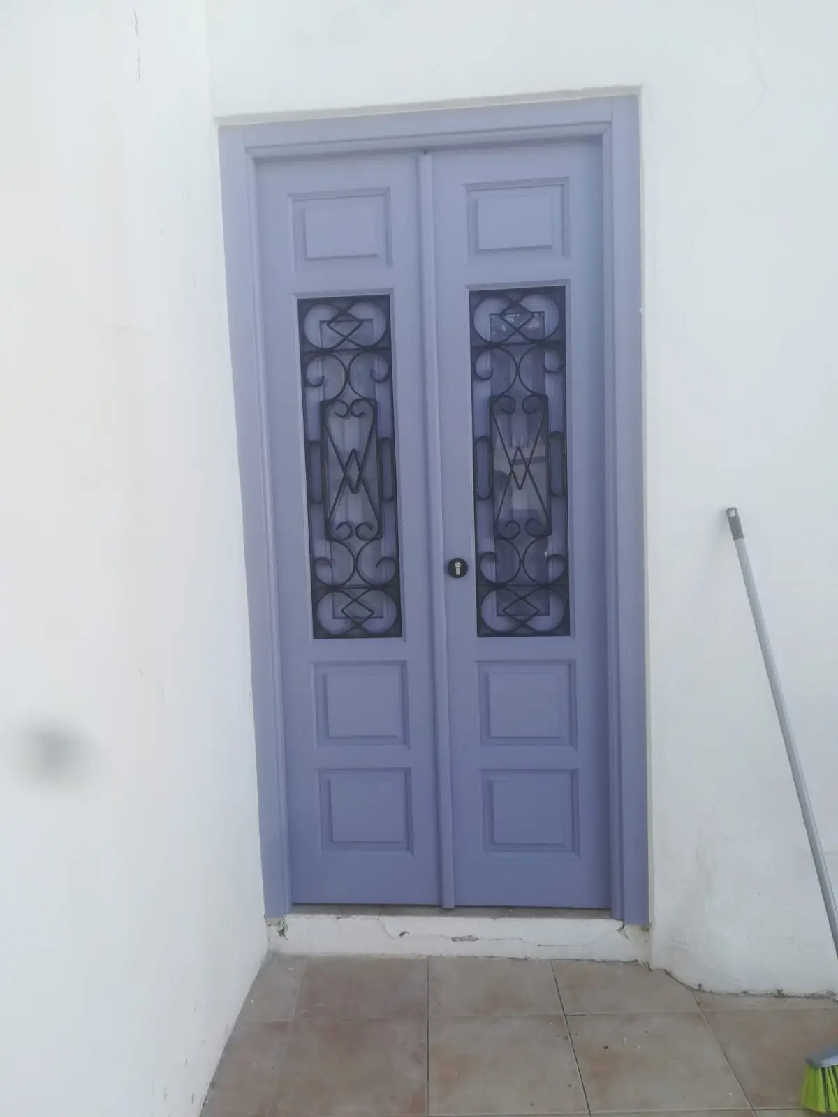 Puerta exterior con rejería andaluza