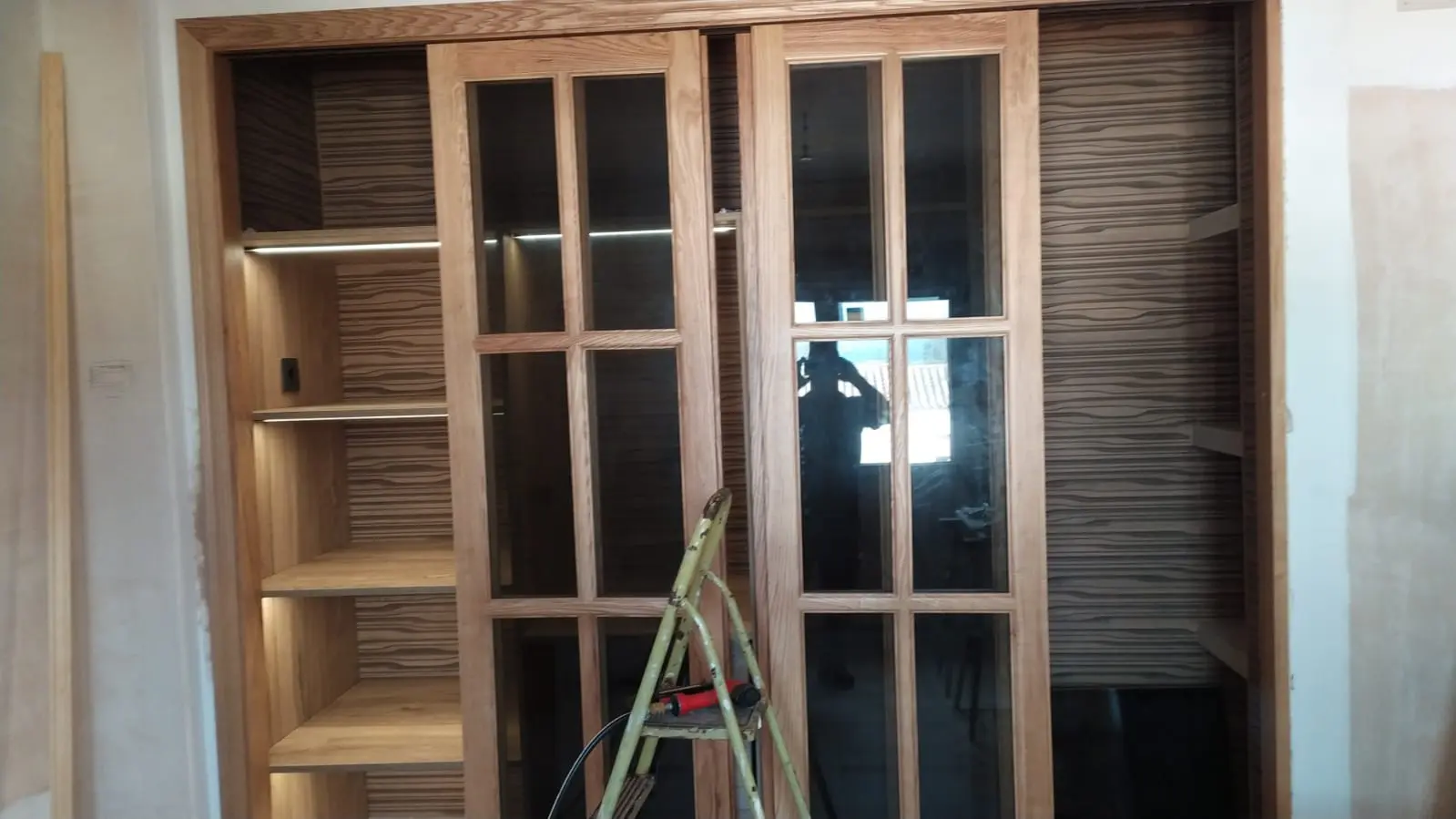 Vitrina con puertas correderas LED